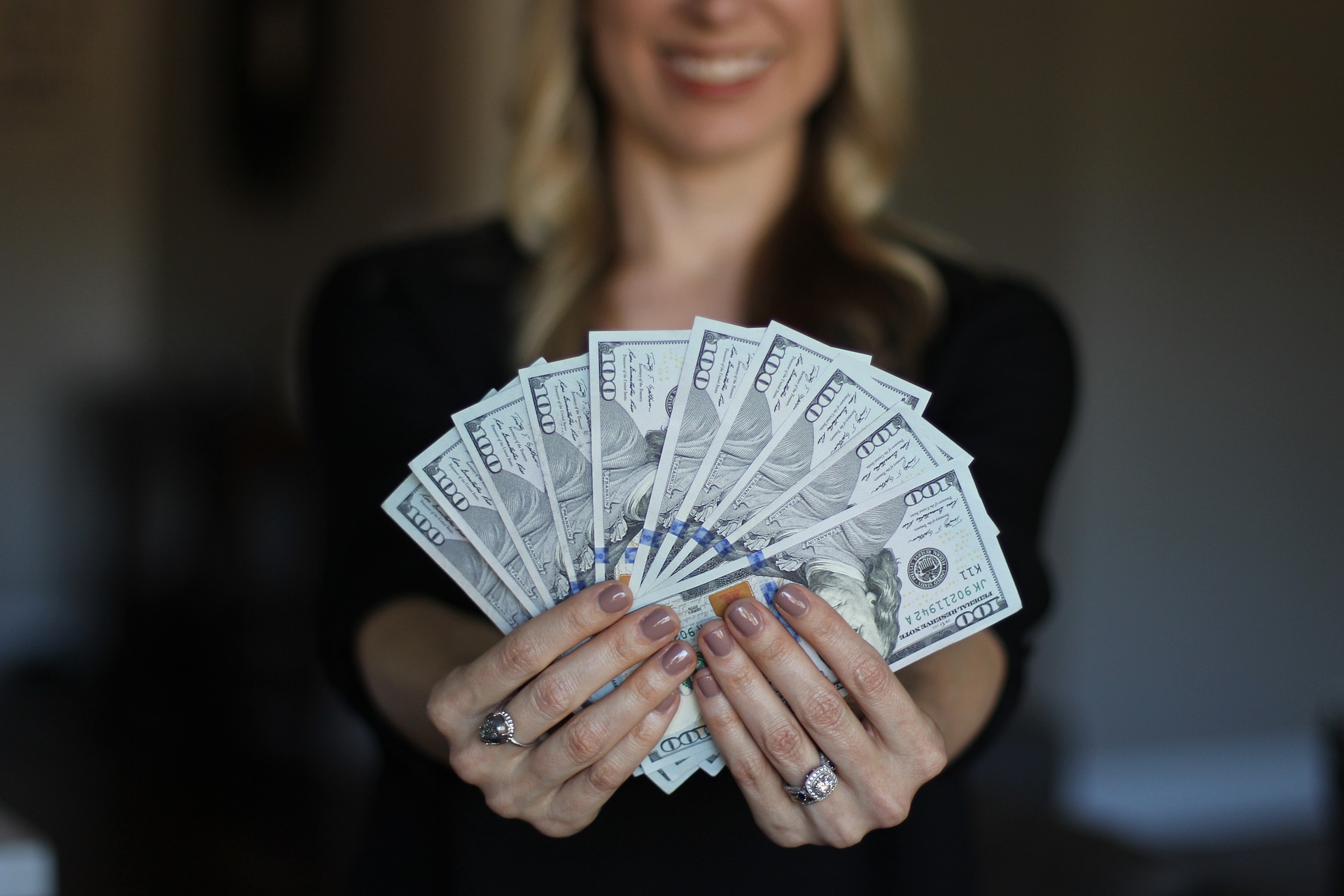 mani donna con soldi(1).jpg